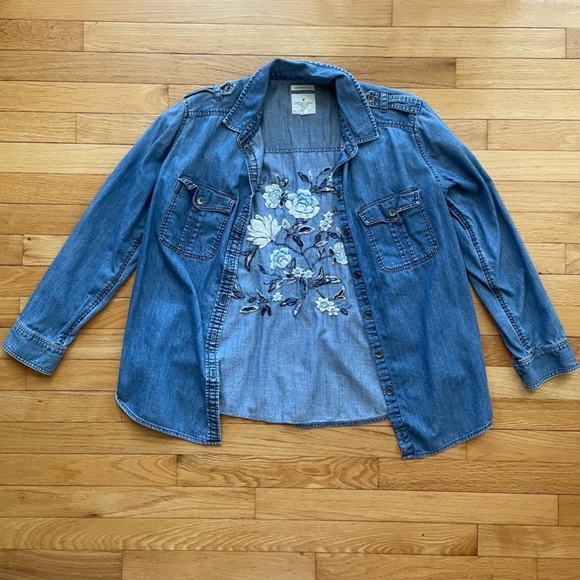 American Eagle Floral Denim Button Down Shirt - Picture 8 of 15